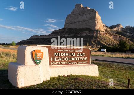 Panneau indiquant le siège social et le musée au monument national de Scotts Bluff, le long de l'Oregon Trail, Nebraska Banque D'Images