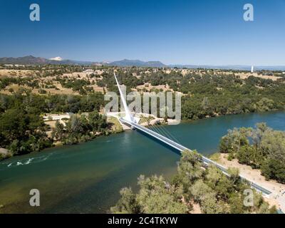 Vues aériennes au-dessus du pont Sundial à Redding avec Mt. Shasta au loin Banque D'Images