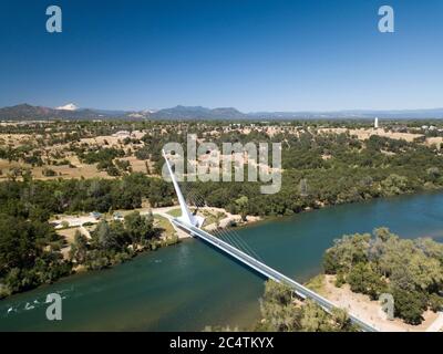 Vues aériennes au-dessus du pont Sundial à Redding avec Mt. Shasta au loin Banque D'Images