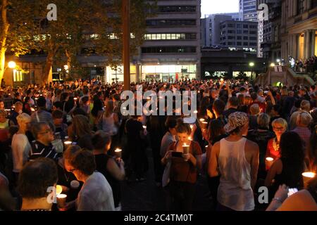 Des gens tiennent des bougies sur la place de Sydney à l'extérieur de l'hôtel de ville de Sydney en mémoire de la nationale iranienne Reza Berati qui a été tuée sur l'île de Manus. Banque D'Images