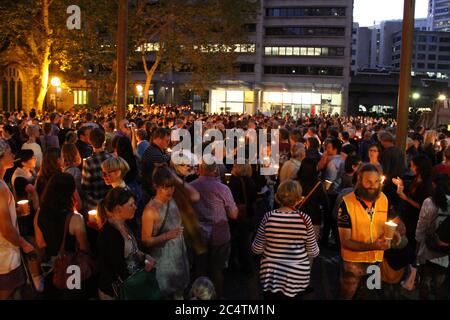 Des gens tiennent des bougies sur la place de Sydney à l'extérieur de l'hôtel de ville de Sydney en mémoire de la nationale iranienne Reza Berati qui a été tuée sur l'île de Manus. Banque D'Images