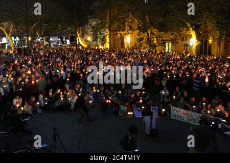 Des gens tiennent des bougies sur la place de Sydney à l'extérieur de l'hôtel de ville de Sydney en mémoire de la nationale iranienne Reza Berati qui a été tuée sur l'île de Manus. Banque D'Images