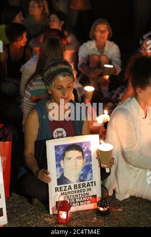 Des gens tiennent des bougies sur la place de Sydney à l'extérieur de l'hôtel de ville de Sydney en mémoire de la nationale iranienne Reza Berati qui a été tuée sur l'île de Manus. Banque D'Images