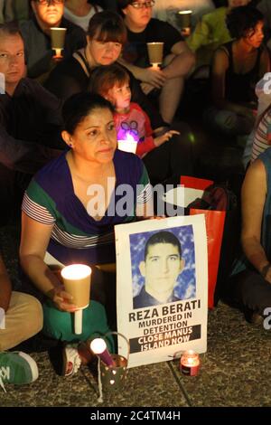 Des gens tiennent des bougies sur la place de Sydney à l'extérieur de l'hôtel de ville de Sydney en mémoire de la nationale iranienne Reza Berati qui a été tuée sur l'île de Manus. Banque D'Images