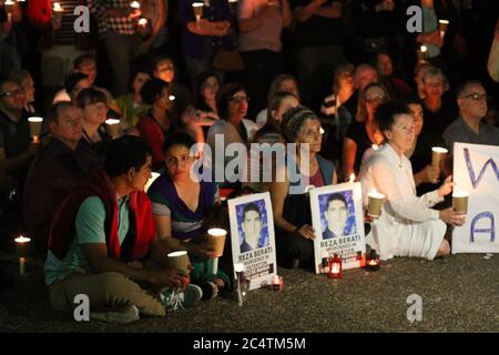 Des gens tiennent des bougies sur la place de Sydney à l'extérieur de l'hôtel de ville de Sydney en mémoire de la nationale iranienne Reza Berati qui a été tuée sur l'île de Manus. Banque D'Images