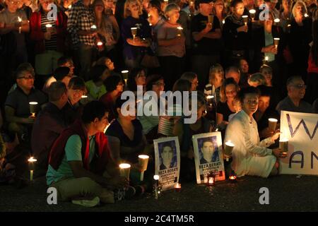 Des gens tiennent des bougies sur la place de Sydney à l'extérieur de l'hôtel de ville de Sydney en mémoire de la nationale iranienne Reza Berati qui a été tuée sur l'île de Manus. Banque D'Images