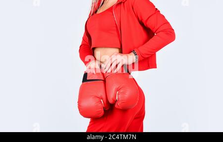 Style de vie sportif. Femme sportive entraîneur de fitness. Résoudre les problèmes. Formation personnelle. Lutte avec son propre complexe. Auto-amélioration. Fille sportive rouge vêtements gants de boxe. Salle de gym et d'entraînement. Modèle de fitness. Banque D'Images