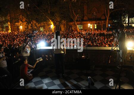 Les gens tiennent des bougies sur la place de Sydney à l'extérieur de l'hôtel de ville de Sydney en mémoire de la nationale iranienne Reza Berati qui a été tuée sur l'île de Manus. Banque D'Images