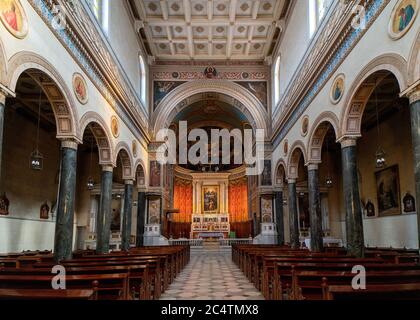 Photo horizontale de la cathédrale catholique Basilique de Saint Dionysius l'intérieur d'Areopagite Banque D'Images