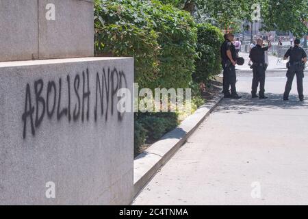 NEW YORK, NY - 28 JUIN 2020 : les manifestants affiliés à Black Lives Matter occupent un petit parc à l'extérieur de l'hôtel de ville de Lower Manhattan. Banque D'Images