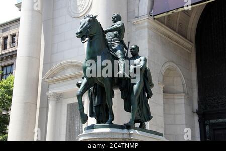 New York, NY, USA - 28 juin 2020 : monument équestre Theodore Roosevelt au Musée d'Histoire naturelle de New York, NY, USA Banque D'Images