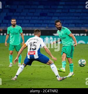 Barcelone, Espagne. 28 juin 2020. David Lopez (C) du RCD Espanyol est en compétition avec Alarcon (R) du Real Madrid lors d'un match de football de la ligue espagnole entre le RCD Espanyol et le Real Madrid à Barcelone, Espagne, le 28 juin 2020. Crédit : Joan Gosa/Xinhua/Alay Live News Banque D'Images