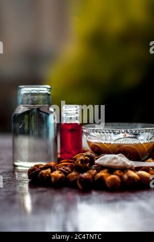 Gros plan du shampooing maison fait à la maison dans un bol en verre composé d'un peu de soapnut ell mélangé avec l'huile essentielle, l'eau de renfort, et un peu d'eau. Banque D'Images