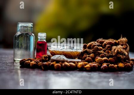 Gros plan du shampooing maison fait à la maison dans un bol en verre composé d'un peu de soapnut ell mélangé avec l'huile essentielle, l'eau de renfort, et un peu d'eau. Banque D'Images