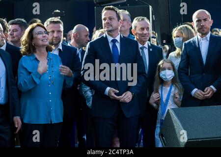 Rafal Trzaskowski, candidat à la présidence et maire de Varsovie avec ses partisans, attend les résultats préliminaires des élections présidentielles.nuit d'élection du maire de Varsovie Rafal Trzaskowski de la plate-forme civique et annonce préliminaire des résultats des élections présidentielles en Pologne. Le président sortant Andrzej Duda sera confronté au rival centriste Rava ? Trzaskowski lors d'un second tour de scrutin le mois prochain, après qu'aucun candidat n'ait atteint les 50 pour cent nécessaires pour une victoire totale à l'élection présidentielle d'aujourd'hui. Selon un sondage de sortie Andrzej Duda du parti droit et Justice (PiS) Banque D'Images