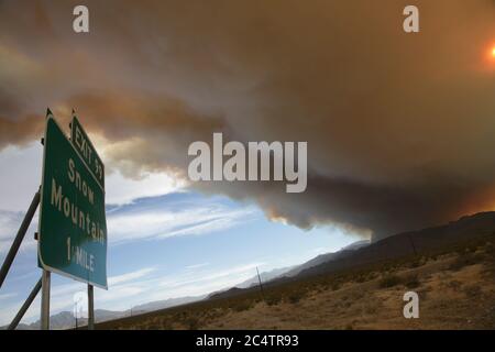 Mount Charleston, États-Unis. 28 juin 2020. Mount Charleston, NV - 28 juin 2020 : feu d'acajou vu de la sortie Kyle Canyon et de l'Interstate 95, à cette époque, il était d'environ 200 acres le 28 juin 2020 à Mount Charleston, Nevada. Crédit: Peter Noble/The photo Access crédit: The photo Access/Alay Live News Banque D'Images