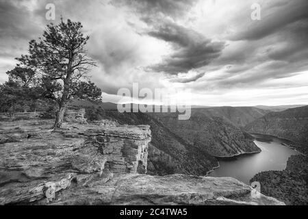 Photo en niveaux de gris de l'aire de loisirs nationale de Flaming gorge à États-Unis Banque D'Images