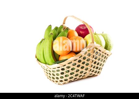 orange de madarin, fruit de goyave, banane et pomme rouge dans un panier cadeau sur fond blanc fruits santé nourriture isolée Banque D'Images