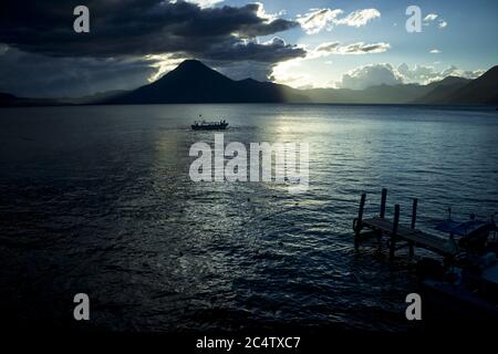 Photo d'un coucher de soleil avec une tempête sur le lac Atitlan, Sololá, Guatemala. Banque D'Images