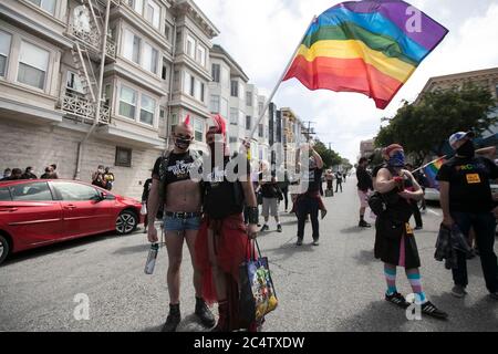 San Francisco, États-Unis. 28 juin 2020. San Francisco, CA - 28 juin 2020 : les participants au rassemblement du peuple Unite to Fight se réunissent le 28 juin 2020 à San Francisco, Californie. Crédit: Raymond Ahner/l'accès photo crédit: L'accès photo/Alamy Live News Banque D'Images