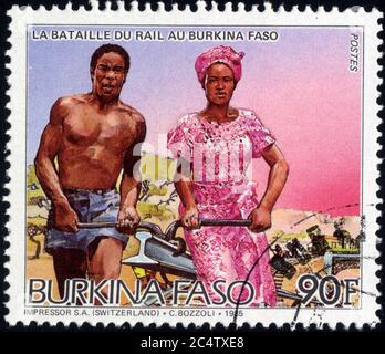 Timbre oblitéré la bataille du rail au Burkina Faso. Postes. Burkina Faso. 1985. 90F. Banque D'Images