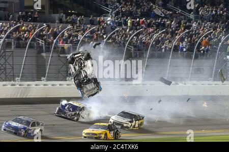 Daytona Beach, Floride, États-Unis. 17 février 2020. Newman vole après avoir été en tête en arrivant dans le tour final avec Ryan Blaney, quand le pare-chocs de Blaney a pris l'arrière de son Ford et a envoyé Newman dur dans le mur. Sa voiture s'est retournée, roulée, a été frappée du côté du conducteur par une autre voiture, et finalement a glissé sur la ligne d'arrivée, engloutie dans les flammes. Pendant ce temps, Denny Hamlin, gagnant du Daytona 500, est à proximité. Denny a remporté sa deuxième course droite de Daytona 500 et sa troisième victoire globale, battant Ryan Blaney dans une photo d'heures supplémentaires, marquée par l'effroyable accident qui a envoyé Ryan Newman à l'hôpital lundi. Banque D'Images