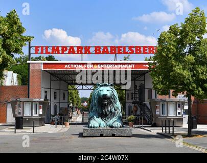 Potsdam, Allemagne. 26 juin 2020. L'entrée de Filmpark Babelsberg. A partir du samedi 27.06.2020, Filmpark Babelsberg est de nouveau ouvert. Credit: Sven Braun/dpa-Zentralbild/ZB/dpa/Alay Live News Banque D'Images