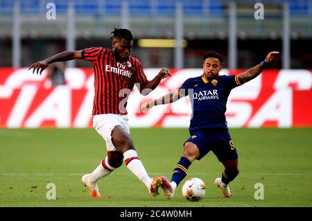 Milan, Italie. 28 juin 2020. Frank Kessie (L) d'AC Milan vie avec Justin Kluivert de Roma lors d'un match de série ENTRE AC Milan et Roma à Milan, Italie, 28 juin 2020. Crédit: Daniele Mascolo/Xinhua/Alay Live News Banque D'Images