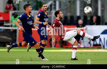 Milan, Italie. 28 juin 2020. Le Hakan Calhanoglu (R) d'AC Milan vie avec Lorenzo Pellegrini de Roma lors d'un match de série A entre AC Milan et Roma à Milan, Italie, le 28 juin 2020. Crédit: Daniele Mascolo/Xinhua/Alay Live News Banque D'Images