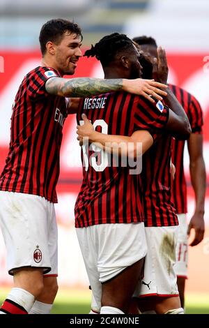 Milan, Italie. 28 juin 2020. Hakan Calhanoglu d'AC Milan célèbre son but avec ses coéquipiers lors d'un match entre AC Milan et Roma à Milan, Italie, le 28 juin 2020. Crédit: Daniele Mascolo/Xinhua/Alay Live News Banque D'Images