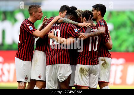 Milan, Italie. 28 juin 2020. Hakan Calhanoglu d'AC Milan célèbre son but avec ses coéquipiers lors d'un match entre AC Milan et Roma à Milan, Italie, le 28 juin 2020. Crédit: Daniele Mascolo/Xinhua/Alay Live News Banque D'Images