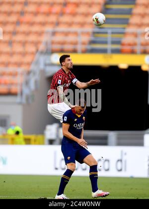 Milan, Italie. 28 juin 2020. Alessio Romagnoli (ci-dessus) d'AC Milan vie avec Edin Dzeko de Roma lors d'un match de série ENTRE AC Milan et Roma à Milan, Italie, le 28 juin 2020. Crédit: Daniele Mascolo/Xinhua/Alay Live News Banque D'Images