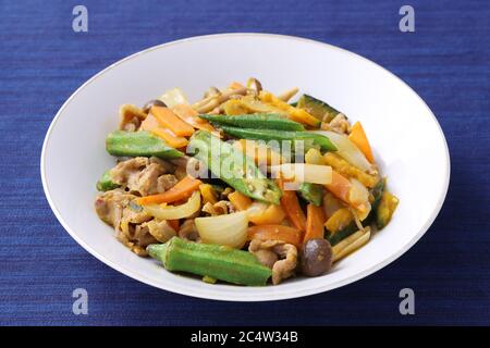 Faire sauter les légumes dans une assiette sur la table. Gros plan Banque D'Images