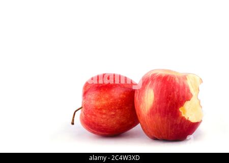 pomme rouge avec une morsure manquante sur fond blanc nourriture saine de fruit de pomme isolée Banque D'Images