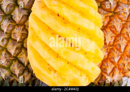 ananas pelé sur fond blanc aliment sain d'ananas fruits isolé Banque D'Images