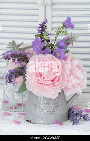 bouquet de pivoines roses, fleurs de tonnelle et catnips dans un vase vintage Banque D'Images