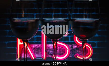 Ensemble de trois verres à vin tensperent sur fond avec texte BAISER, bannière Banque D'Images