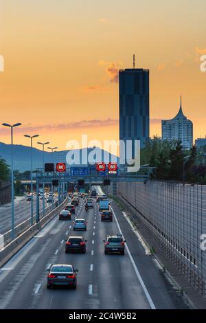 Vienne, Vienne: Autoroute A22 Donauuferautobahn, montagne Kahlenberg, DC Tour 1, voitures, coucher de soleil en 22. Donaustadt, Wien, Autriche Banque D'Images