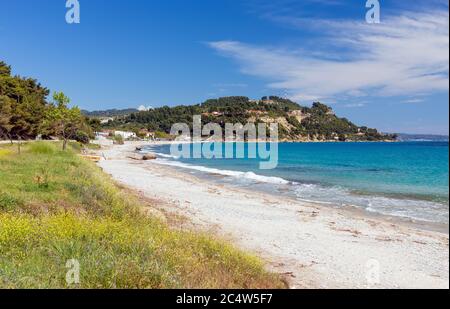 Belle plage près du village de Possidi, Halkidiki, Grèce. Banque D'Images