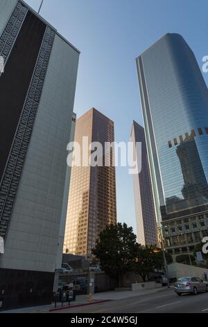 Los Angeles, Californie, Etats-Unis- 11 juin 2015 : bâtiments modernes et hauts autour de Pershing Square, 5th Street. Banque D'Images