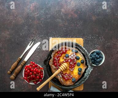 Crêpe hollandaise pour bébé dans une casserole en fonte. Banque D'Images