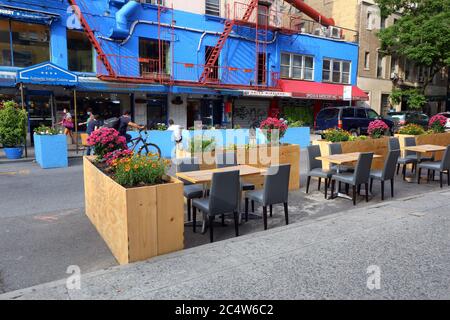 New York, NY 27 juin 2020. Un parc pour des dîners en plein air socialement éloignés dans le quartier de Curry Hill à Manhattan. Les Parklets sont des extensions de trottoir sur la voie de stationnement d'une route ou d'une rue pour augmenter l'espace public. Dans le cadre de la réouverture de la ville de New York phase 2 permettant aux restaurants de servir les clients, les parcs sont utilisés pour les repas en plein air socialement éloignés. Banque D'Images