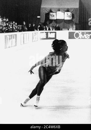 Archives 90ies: Patineuse artistique française Surya Bonaly, Lyon, France Banque D'Images