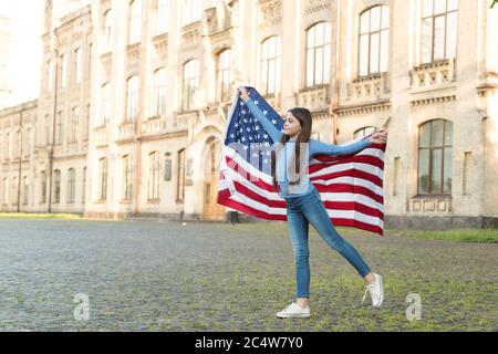 Être fier américain. Un petit enfant garde le drapeau américain. Célébration de l'indépendance. 4 juillet. Citoyenneté américaine. Liberté et poursuite du bonheur. La vie américaine. Banque D'Images