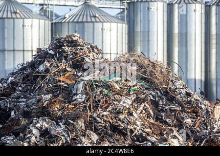 Mettre au rebut les déchets métalliques dans l'installation de recyclage. Banque D'Images