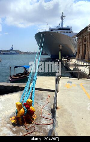 La Valette. Malte. Bateau de croisière MS Marella Celebration appartenant à TUI UK ancré dans le port de la Valette. Banque D'Images