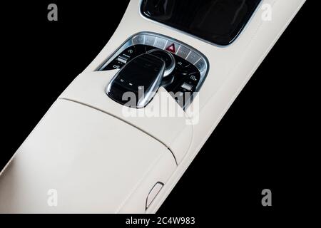 Boutons de commande multimédia et de navigation d'une voiture moderne. Intérieur de la voiture. Intérieur en cuir blanc de la voiture moderne de luxe isolé sur noir. M Banque D'Images
