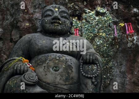 Statue de Bouddha vue à Wat Phra Phutthabat. Ratchaworamahaviharn connu comme le « temple de l’empreinte du Bouddha » à Saraburi. Le lieu de culte bouddhiste sacré est à 110 km au nord de Bangkok, construit au début du XVIIe siècle. Banque D'Images