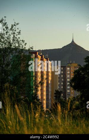 Liberec, République tchèque. 23 juin 2020. Des panneaux sont vus à Liberec, République Tchèque, le 23 juin 2020. En arrière-plan, on voit le pic de montagne de la Jested Tower avec le restaurant, l'hôtel et la tour de télévision de la Jested Tower. Crédit: Radek Petrasek/CTK photo/Alay Live News Banque D'Images