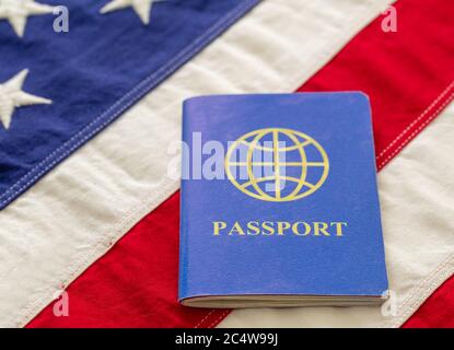Passeport bleu sur fond de drapeau américain, vue rapprochée. Immigration, États-Unis d'Amérique concept de visa Banque D'Images